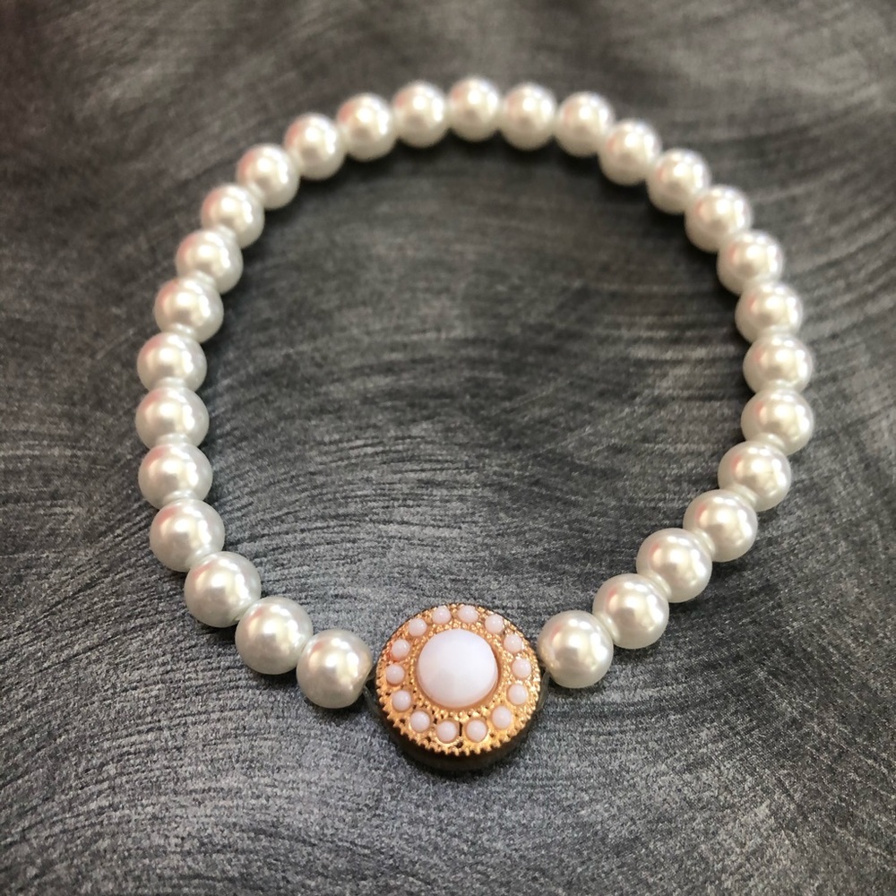🛍3/$10! Victoria collection bracelet white